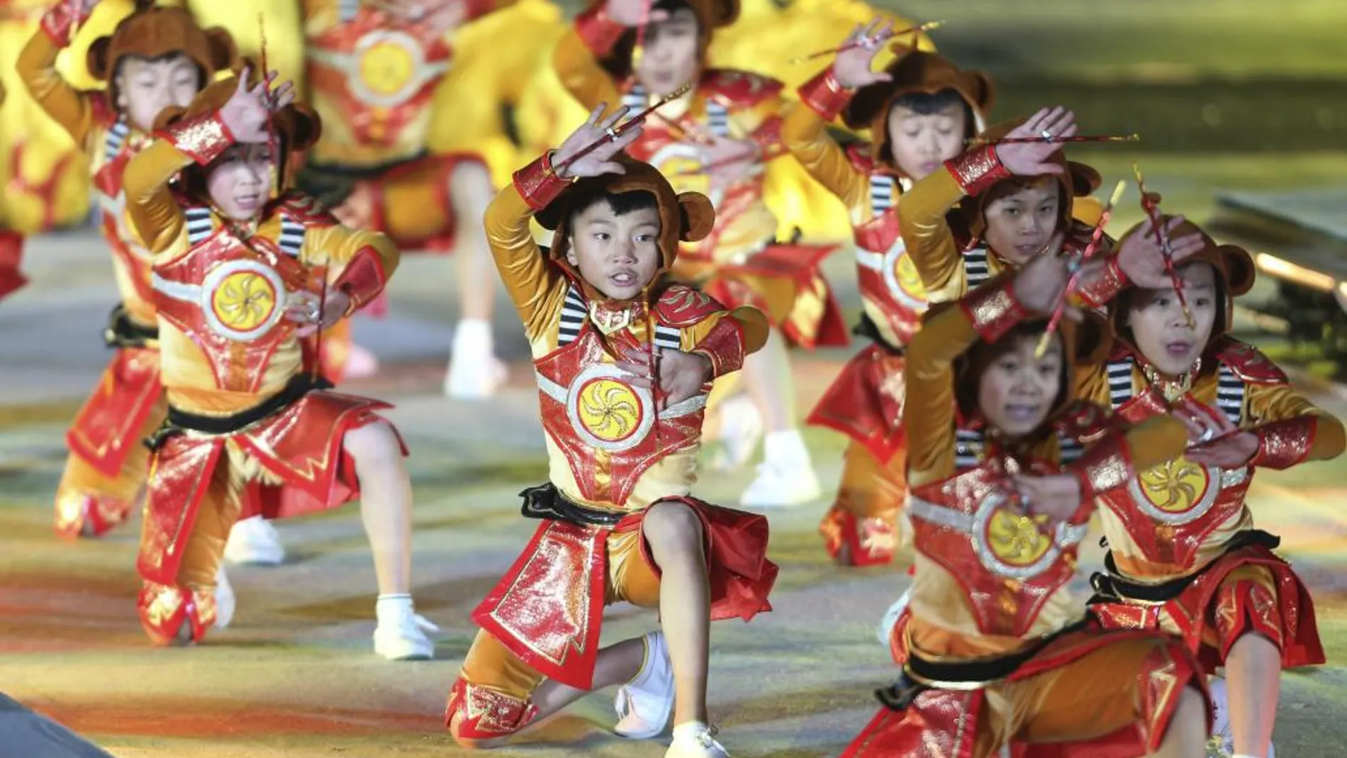 Un grupo de niños chinos participan en las celebraciones para dar la bienvenida al Año Nuevo junto al Templo Imperial Ancestral en Pekín.