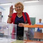 Carmena votó ayer en el instituto Conde de Orgaz poco después de las 9:15 horas