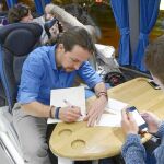 Iglesias y Errejón aprovechan el autobús para perfilar su primer acto electoral
