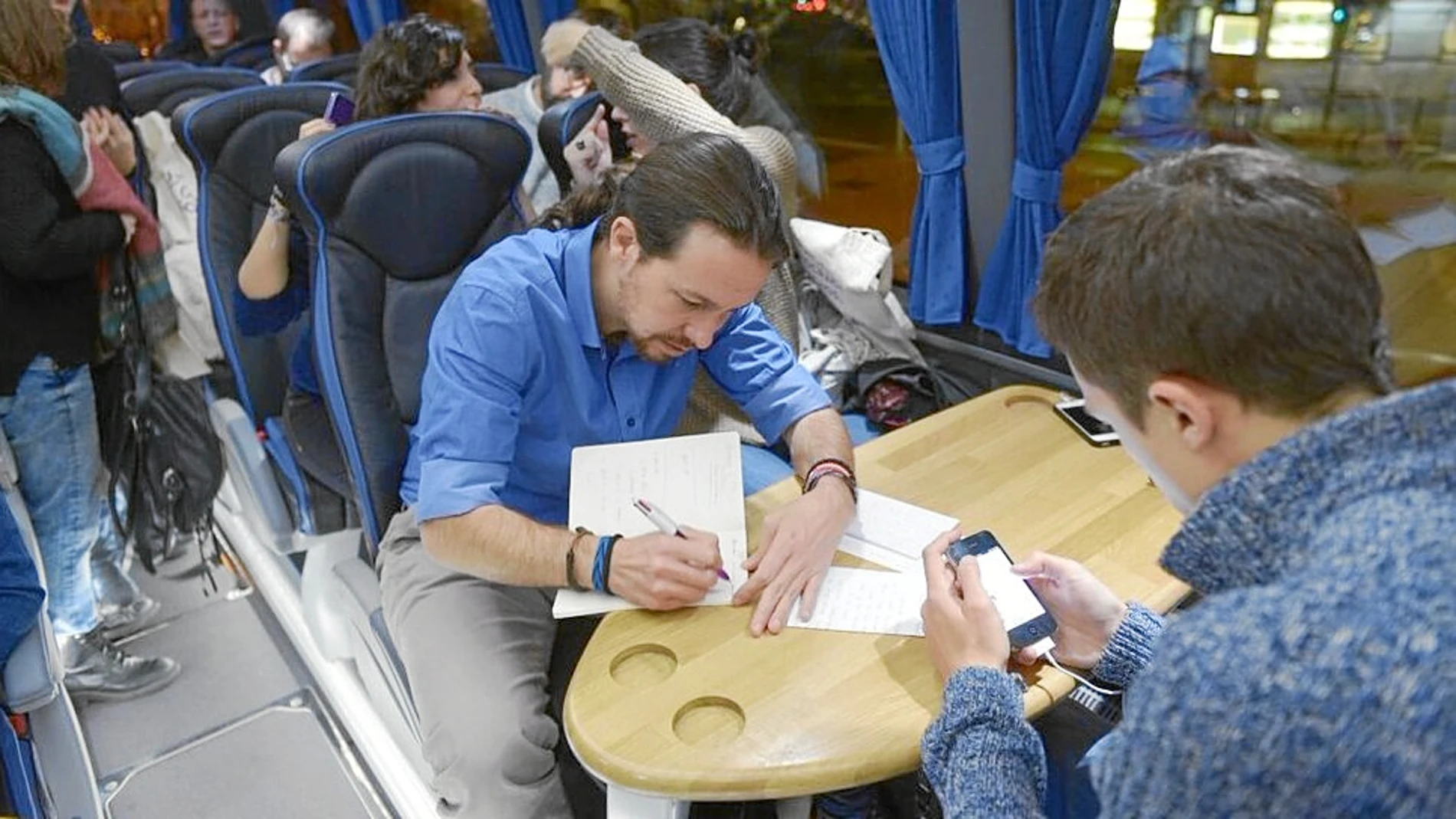 Iglesias y Errejón aprovechan el autobús para perfilar su primer acto electoral