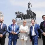 Cifuentes, junto a sus consejeros, celebró ayer la reunión semanal del Gobierno en la sede de Medio Ambiente