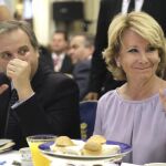 Los portavoces del PP y del PSOE en el Ayuntamiento de Madrid, Esperanza Aguirre y Antonio Carmona.
