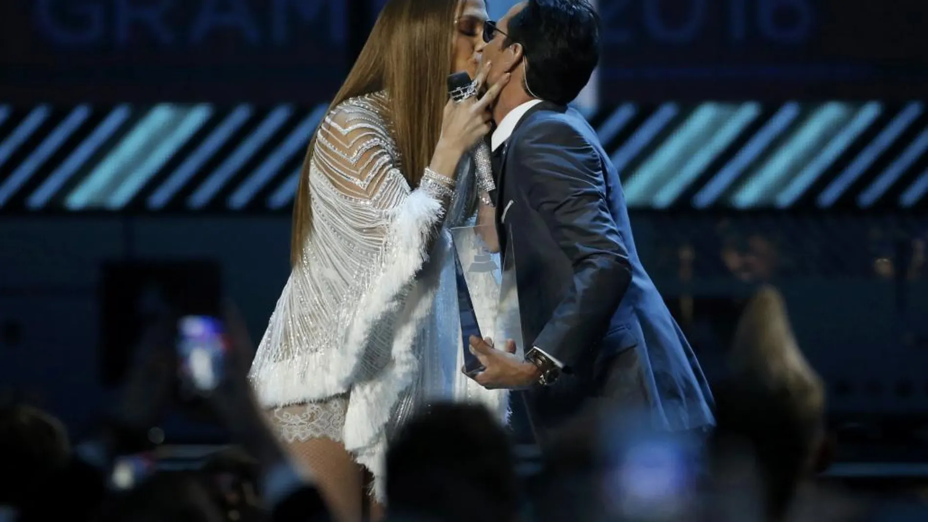 Imagen del beso entre los cantantes