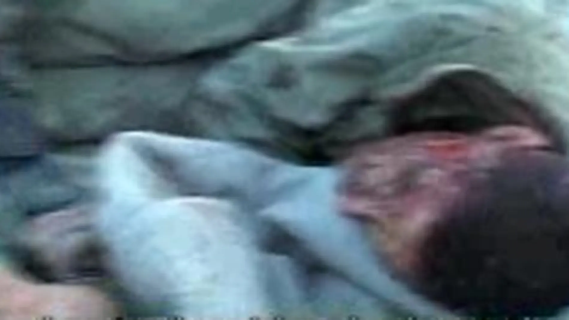 Imagen del vídeo en la que se ve a uno de los policías heridos por los saharauis tras el desmantelamiento del campo de Gdaim Izik