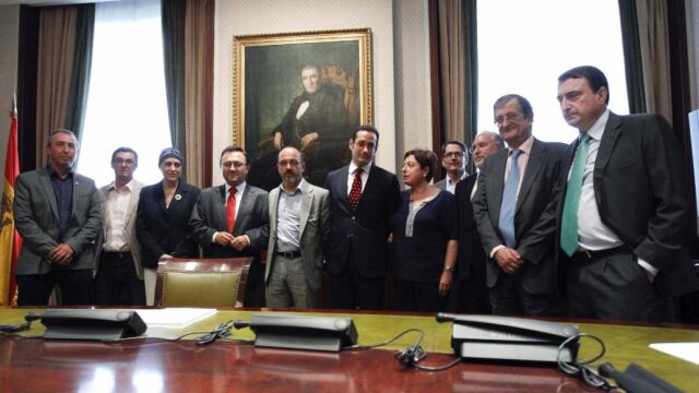 Representantes de los partidos de la oposición, durante la firma del recurso contra la pena de prisión permanente revisable, hoy en el Congreso de los Diputados.