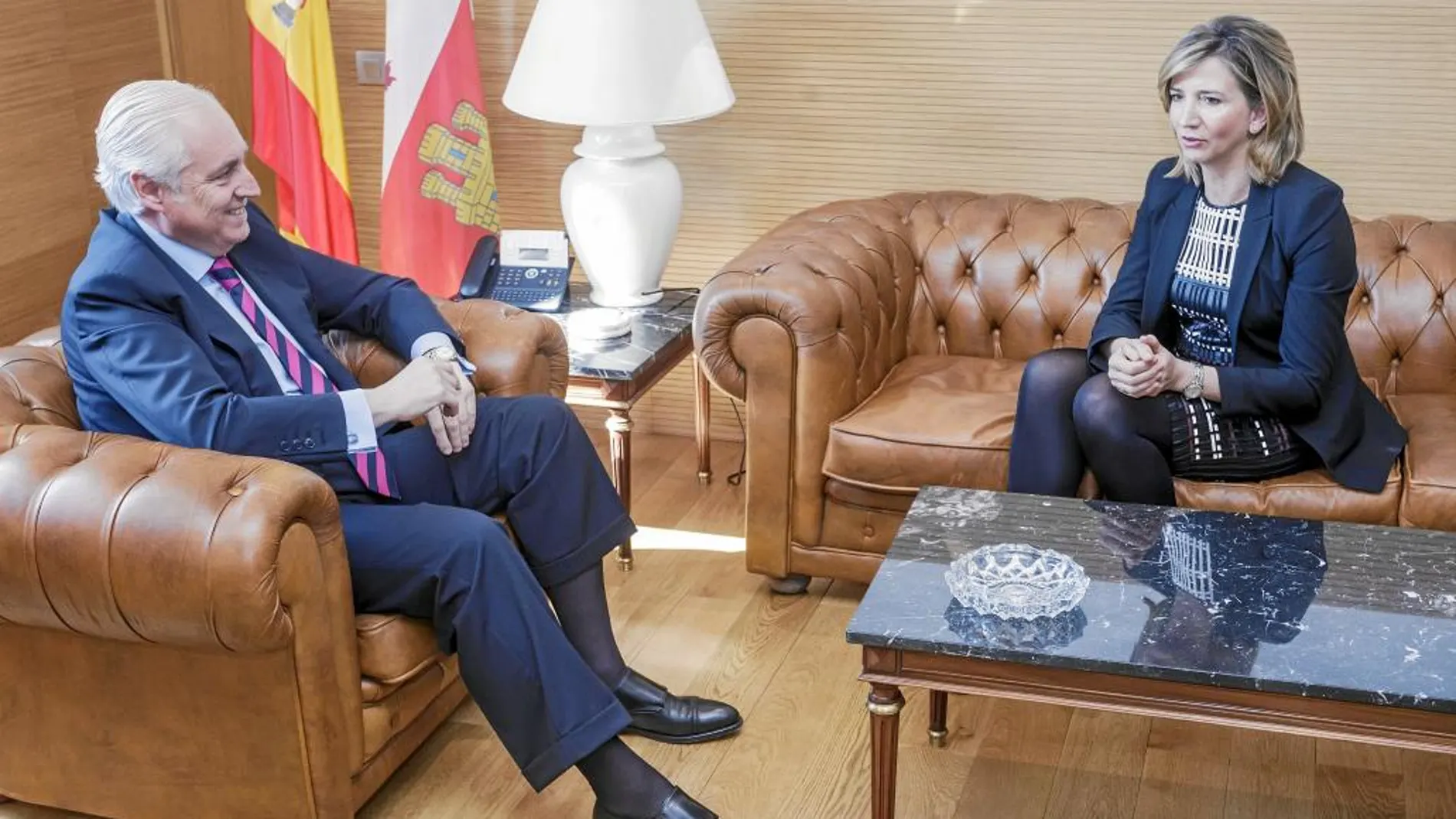 Un instante de la reunión entre José Luis Concepción y Alicia García, ayer en Burgos