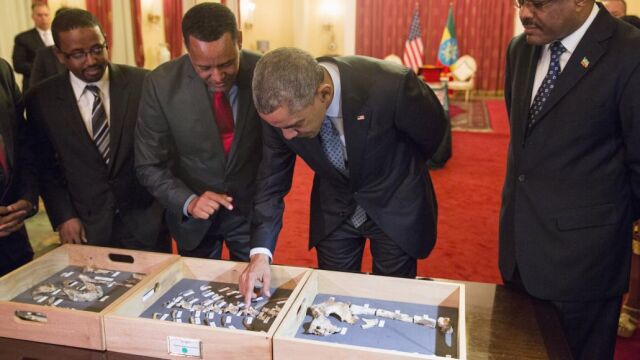 Obama, ante los restos de «Lucy» durante su visita a Etiopía