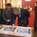Obama, ante los restos de «Lucy» durante su visita a Etiopía