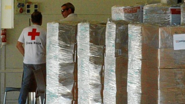 Los efectivos de la Cruz Roja continuaban ayer con las labores de preparación de cara a la llegada de los 630 inmigrantes del «Aquarius» / Cipriano Pastrano