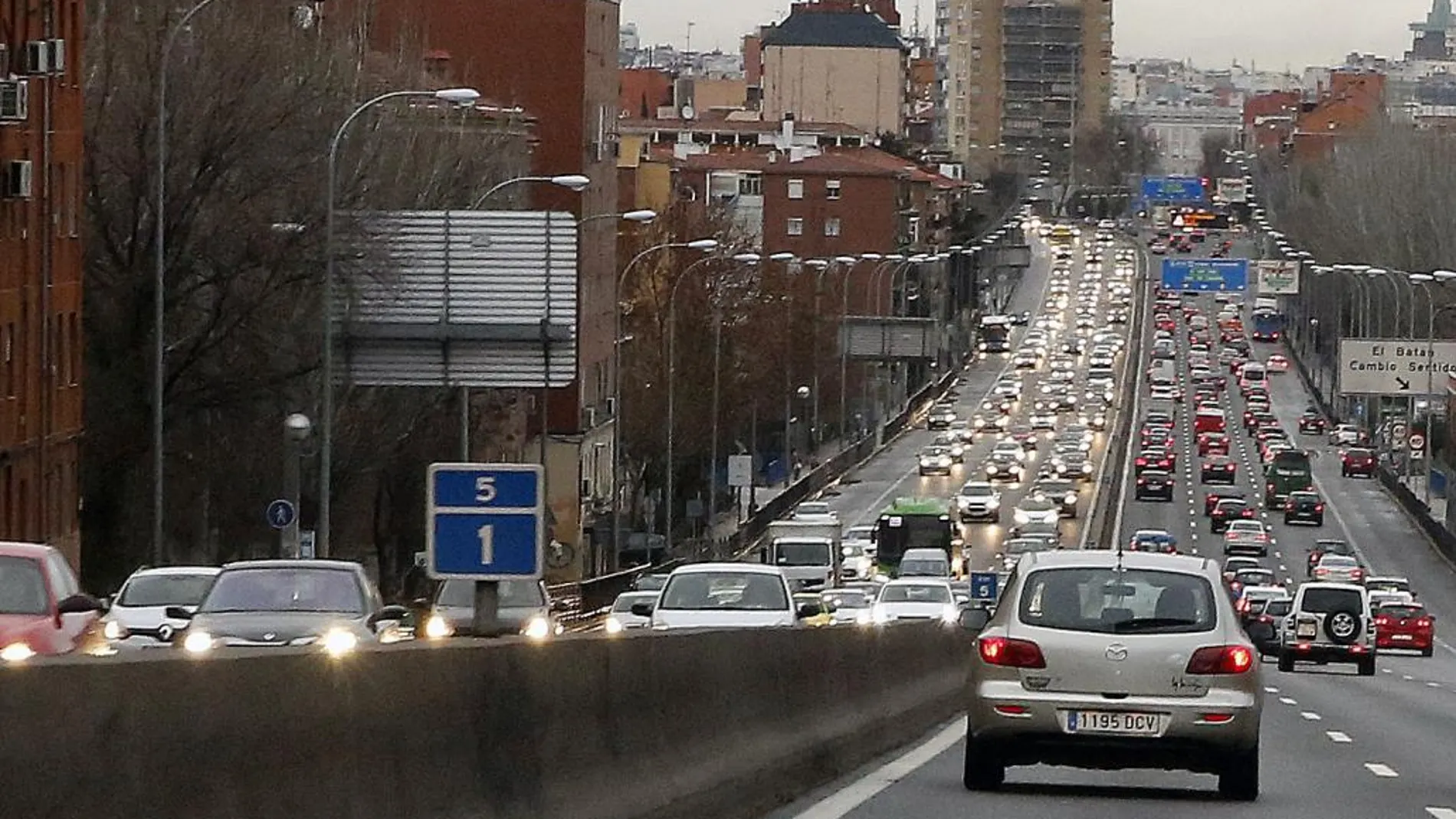 Coches por las calles de Madrid, en una imagen de archivo