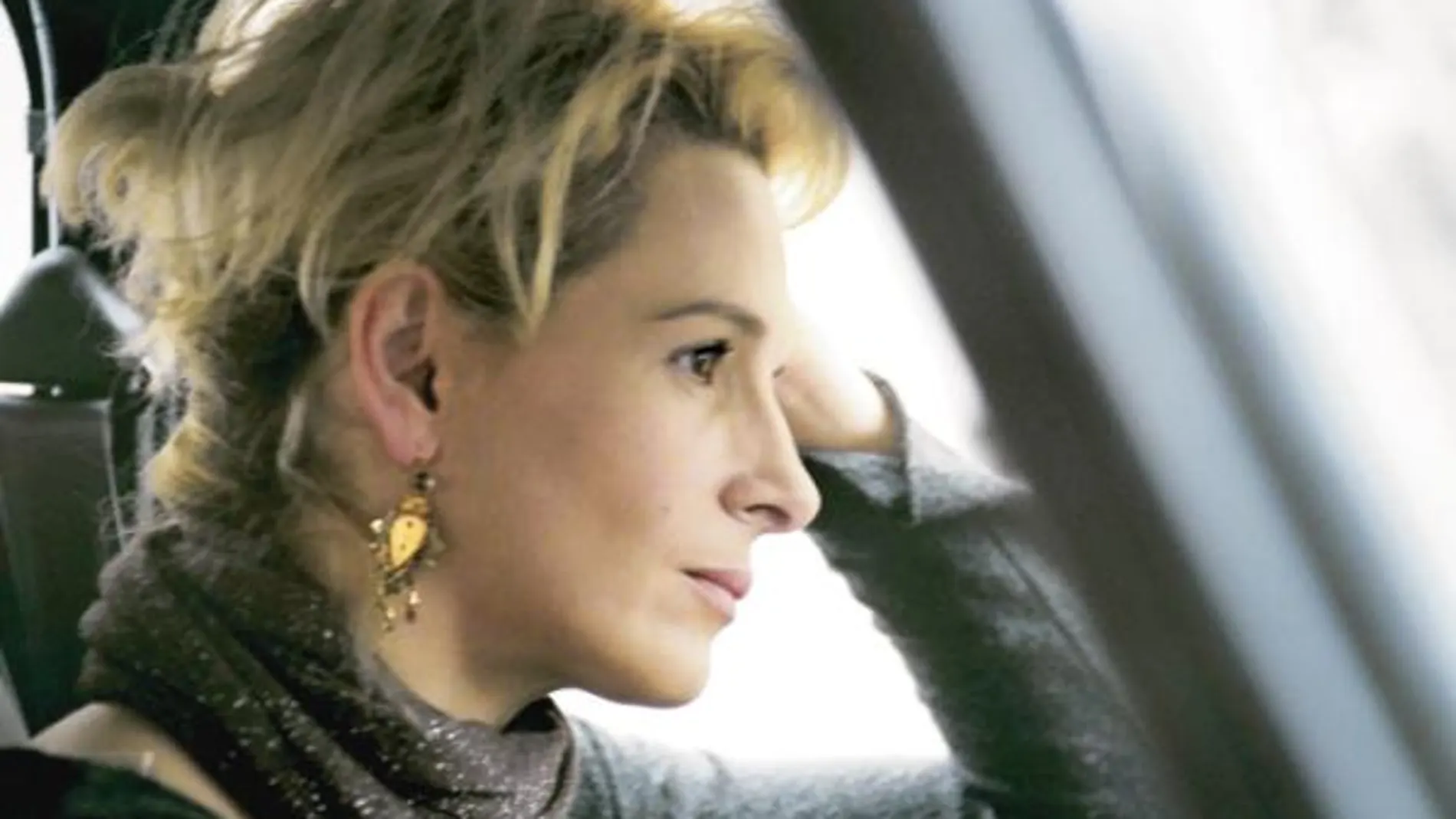 Binoche es Suzanne, una madre separada que trabaja como narradora en un espectáculo de marionetas