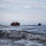 Refugiados y emigrantes en varias embarcaciones llegan a la costa de la isla griega de Lesbos tras cruzar el mar Egeo desde el Turquía