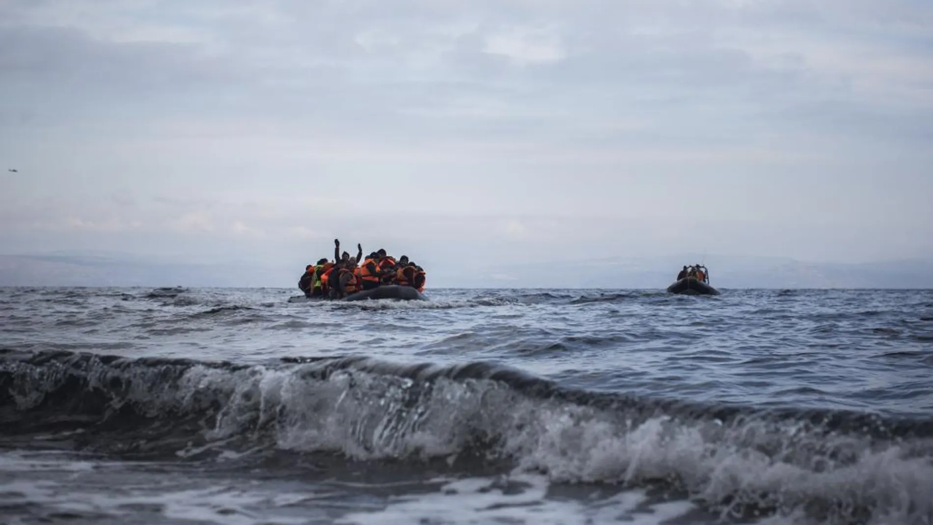 Refugiados y emigrantes en varias embarcaciones llegan a la costa de la isla griega de Lesbos tras cruzar el mar Egeo desde el Turquía