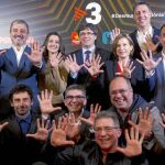 El presidente de la Generalitat, Puigdemont, y el líder del PPC, Xavier García Albiol, entre otros, ayer en la fiesta aniversario del espacio de TV3 «Polonia»