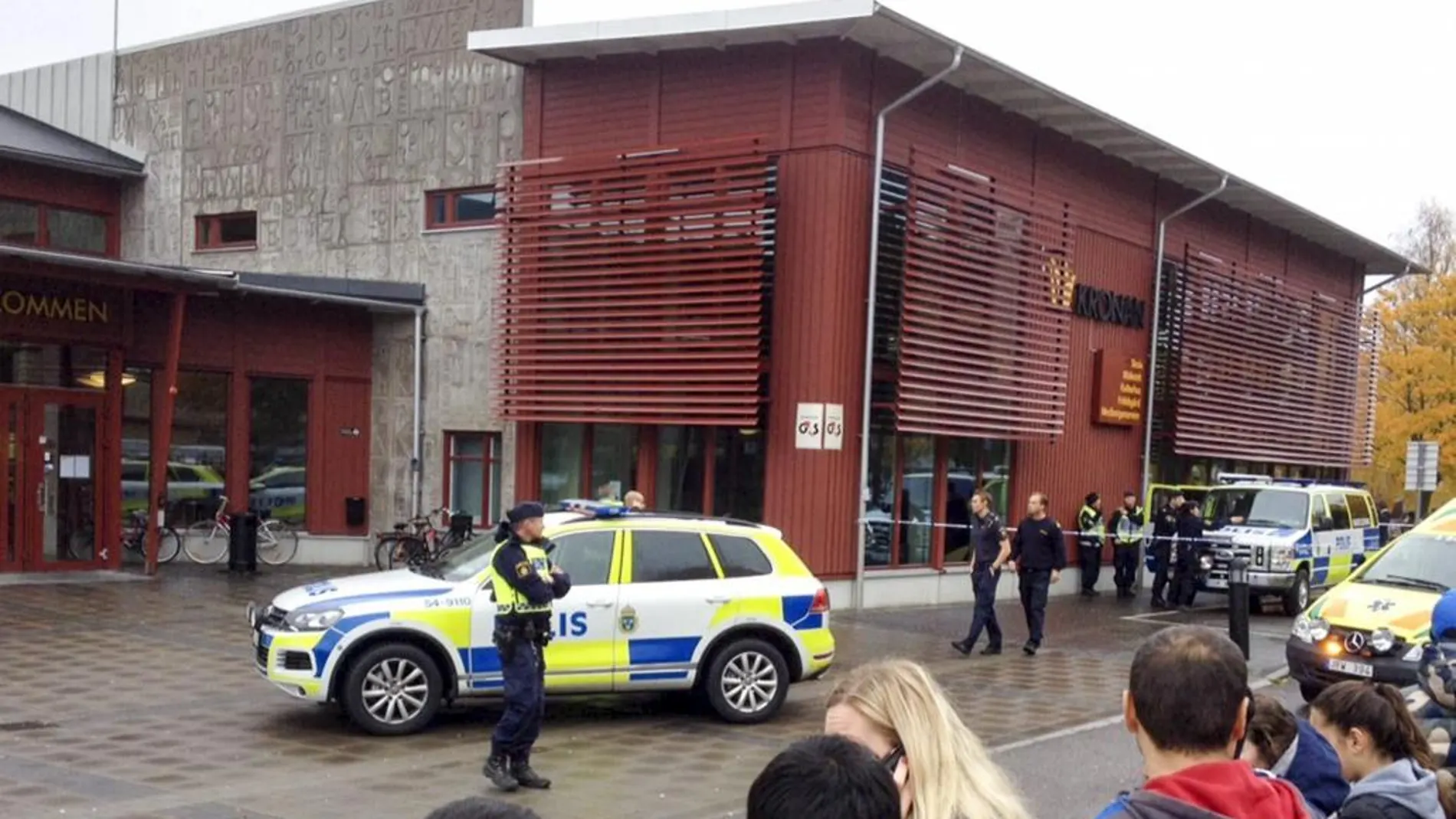 La policía sueca acordona el colegio Kronan en Trollhaettan (Suecia) después de que un hombre enmascarado atacara a varias personas con una espada