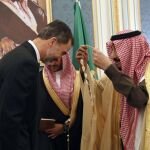 El rey Felipe VI, recibe el Gran Collar, la condecoración más importante que concede el reino saudí, de manos del rey de Arabia Saudí Salman bin Abdelaziz