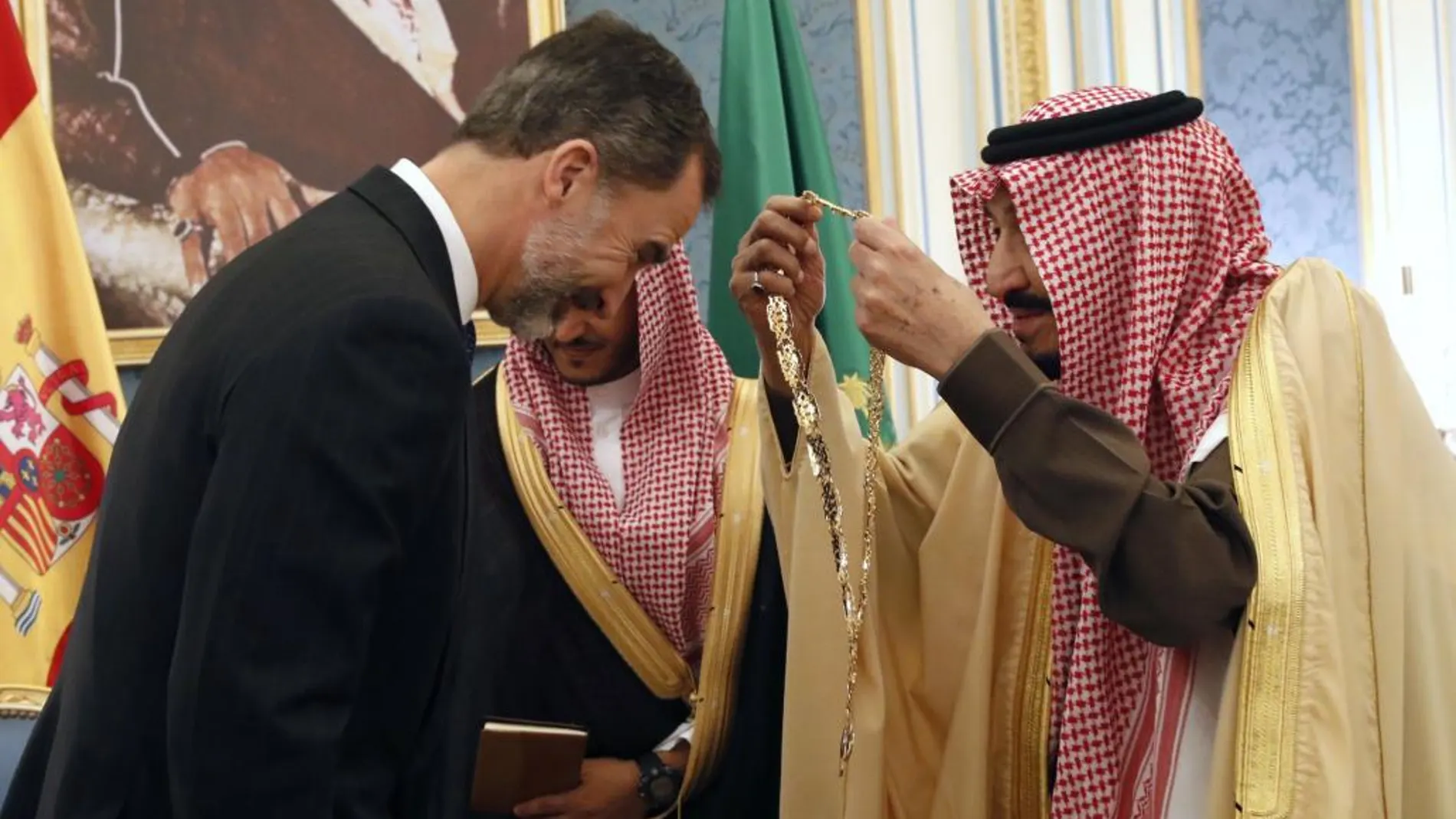El rey Felipe VI, recibe el Gran Collar, la condecoración más importante que concede el reino saudí, de manos del rey de Arabia Saudí Salman bin Abdelaziz