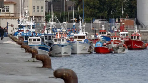 Imagen de archivo de barcos pesqueros atracados en un puerto del Atlántico noroeste