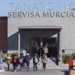 Varios compañeros de la niña de trece años de Murcia asisten ayer a su funeral en el tanatorio de Arco Iris de Murcia