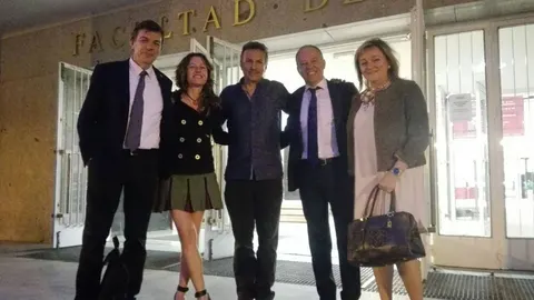 El rector de la UCM, Carlos Andradas Heranz y el decano de la Facultad de Derecho, Ricardo Alonso García, acompañados de los pintores Sofía Tornero, Miguel Santana y Fe Sáenz.
