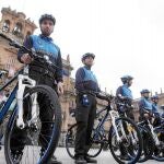 Los policías locales con sus bicicletas posan junto al alcalde