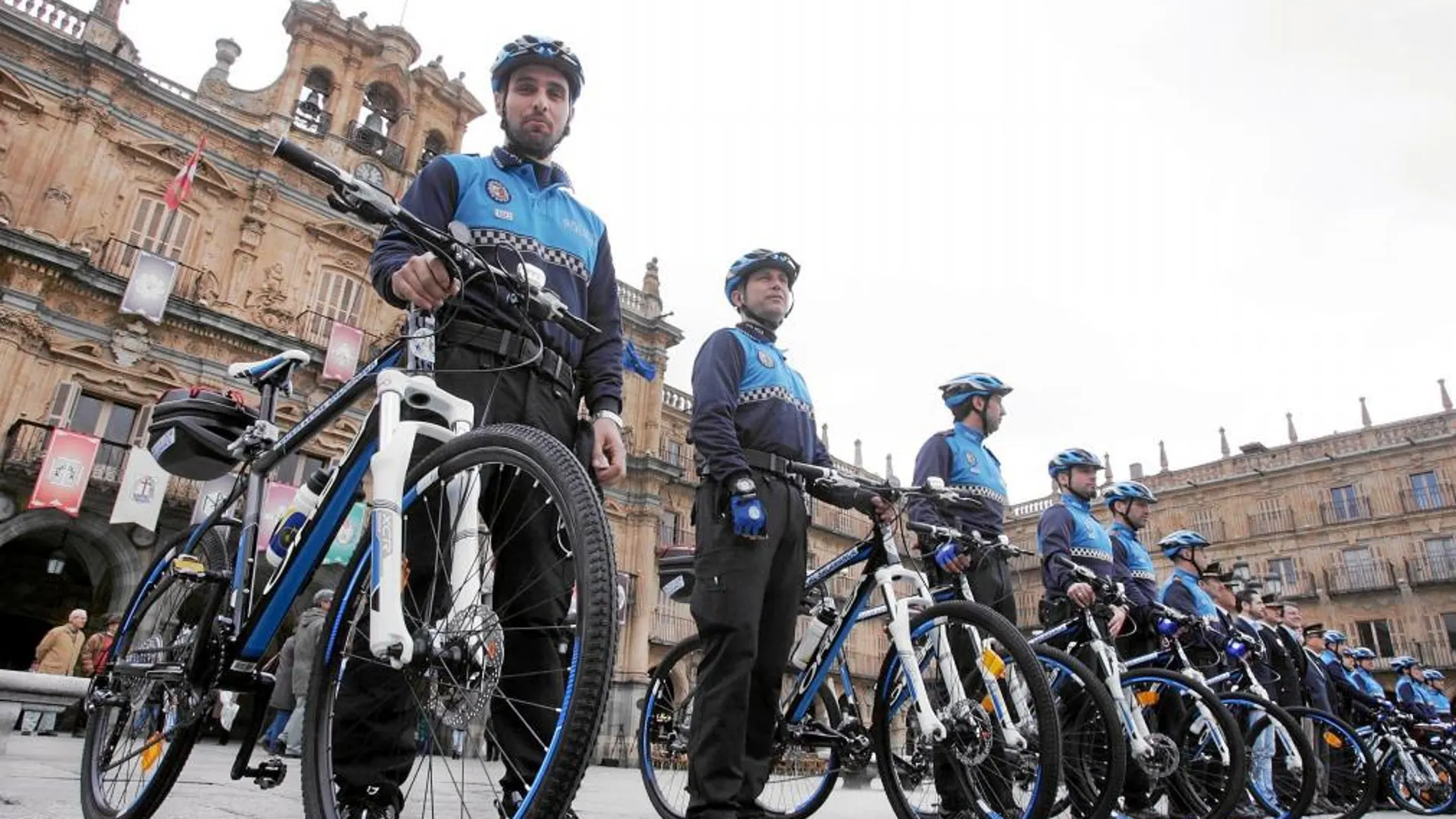 Los policías locales con sus bicicletas posan junto al alcalde