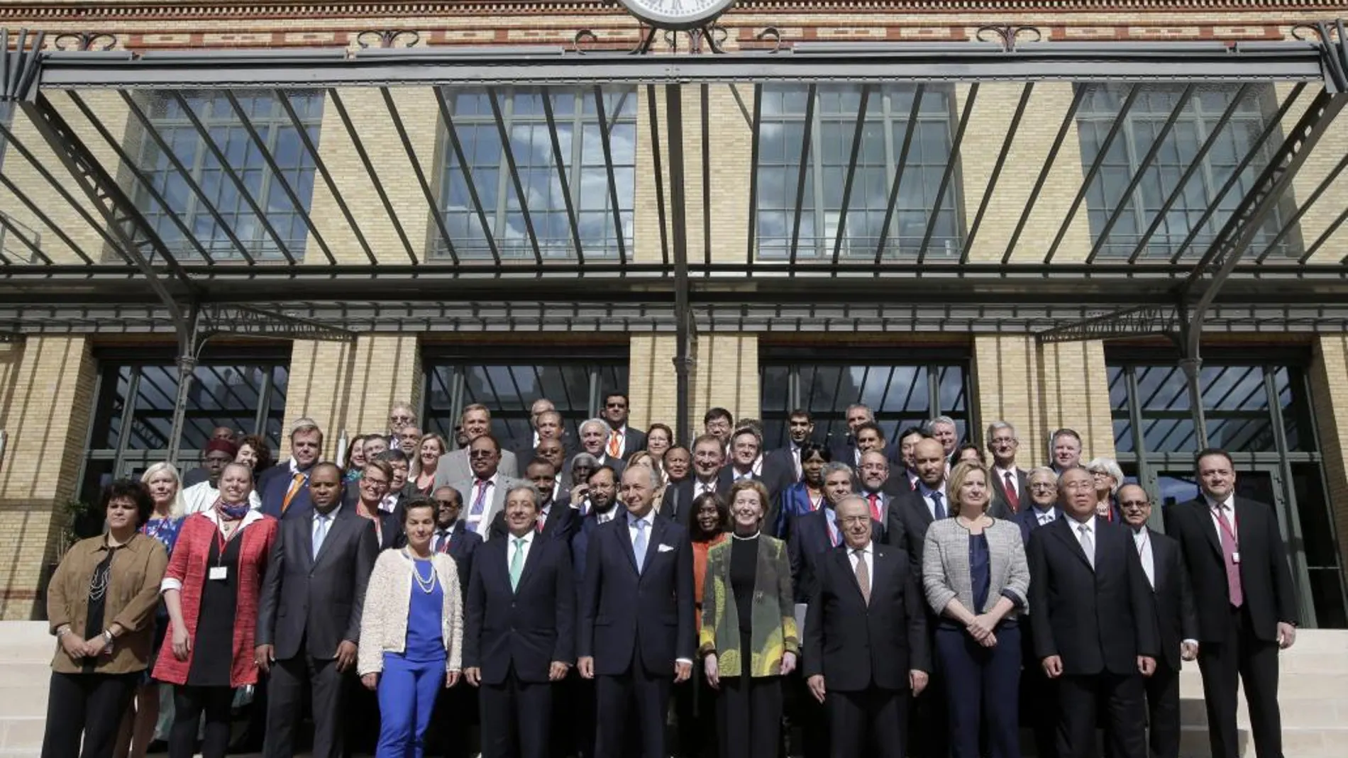 Foto de familia de los representantes de una veintena de países reunidos en París para preparar la cumbre del clima