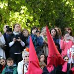 La Luz del Cristo de Gregorio Fernández ilumina y llama la atención de los numerosos fieles y turistas que siguieron la procesión de la Hermandad Universitaria en Valladolid.