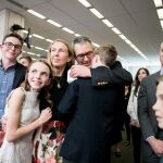 C.J. Chivers abraza a su mujer y a sus hijos durante la celebración por los Premios Pulitzer en su redacción en Nueva York