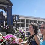 Isabel (derecha) y Rosario Monje, las hermanas de José Monje, Camarón, ayer en la ofrenda floral