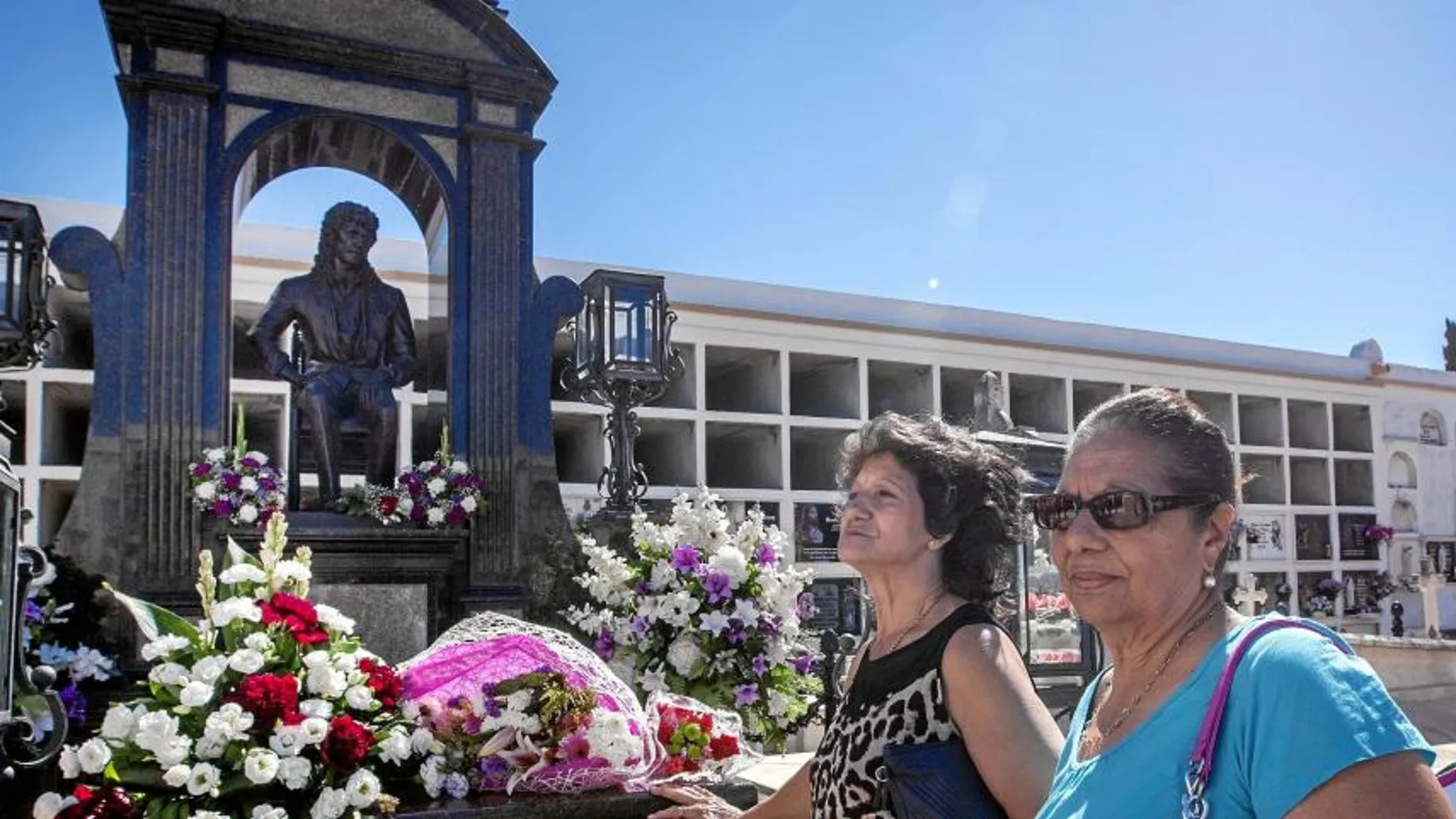 Isabel (derecha) y Rosario Monje, las hermanas de José Monje, Camarón, ayer en la ofrenda floral