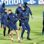Los jugadores del Sevilla, ayer, en la sesión de preparación en el campo del Maribor