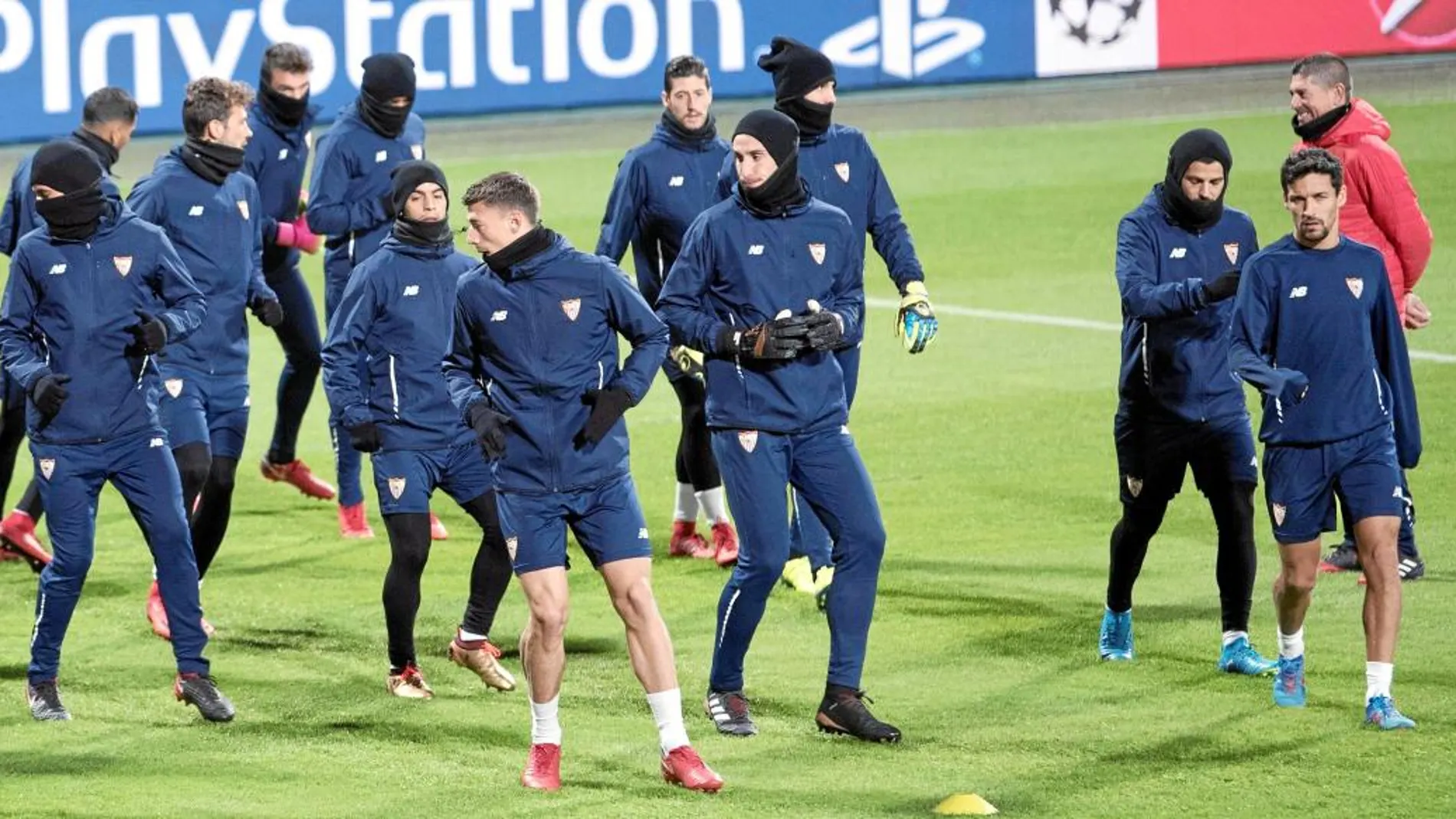 Los jugadores del Sevilla, ayer, en la sesión de preparación en el campo del Maribor