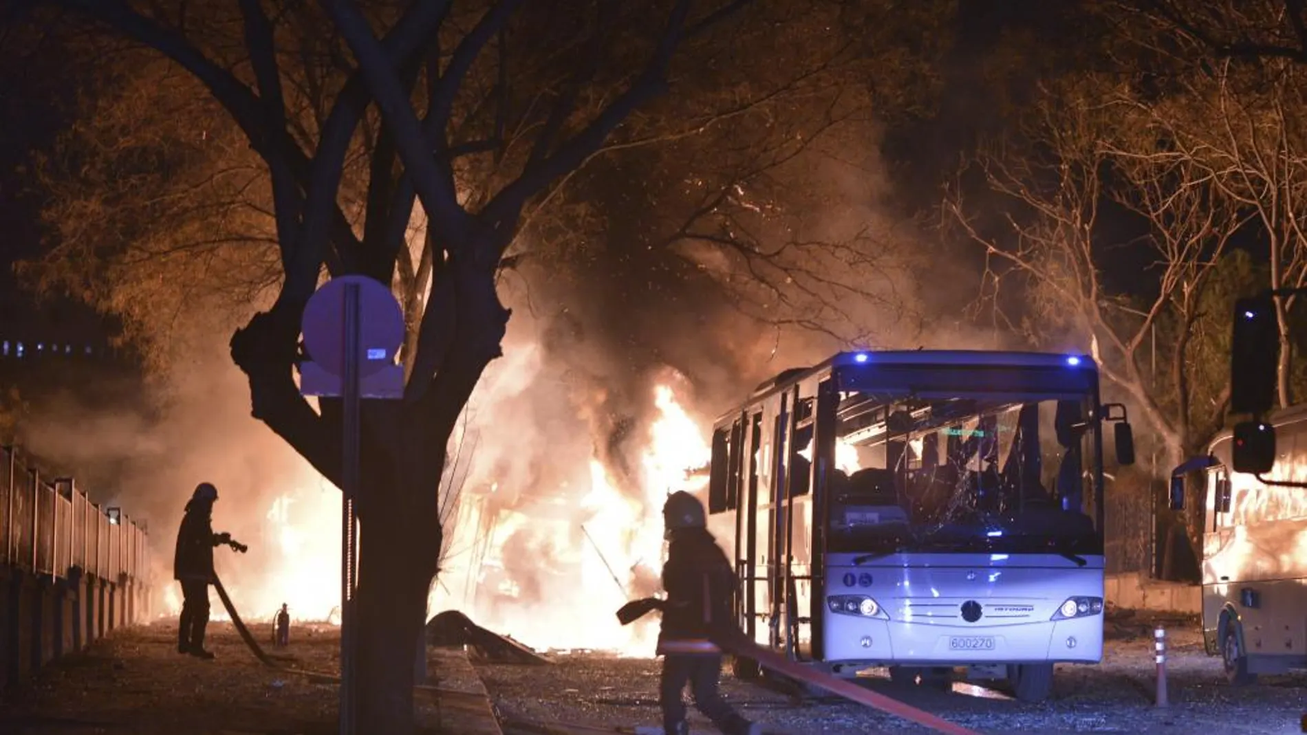 Imagen de uno de los autobuses objeto del atentado en llamas.