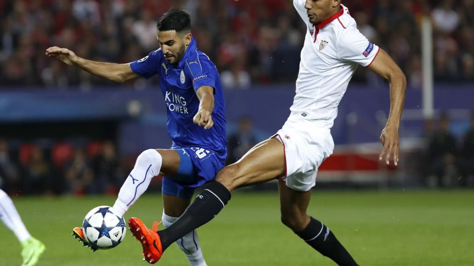 El centrocampista francés del Sevilla FC Steven N'Zonzi lucha el balón con Riyad Mahrez, del Leicester