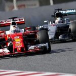 Sebastian Vettel y Lewis Hamilton en Montmeló.
