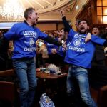 Fans del KLeicester City celebran el título de liga en un pub de leicester