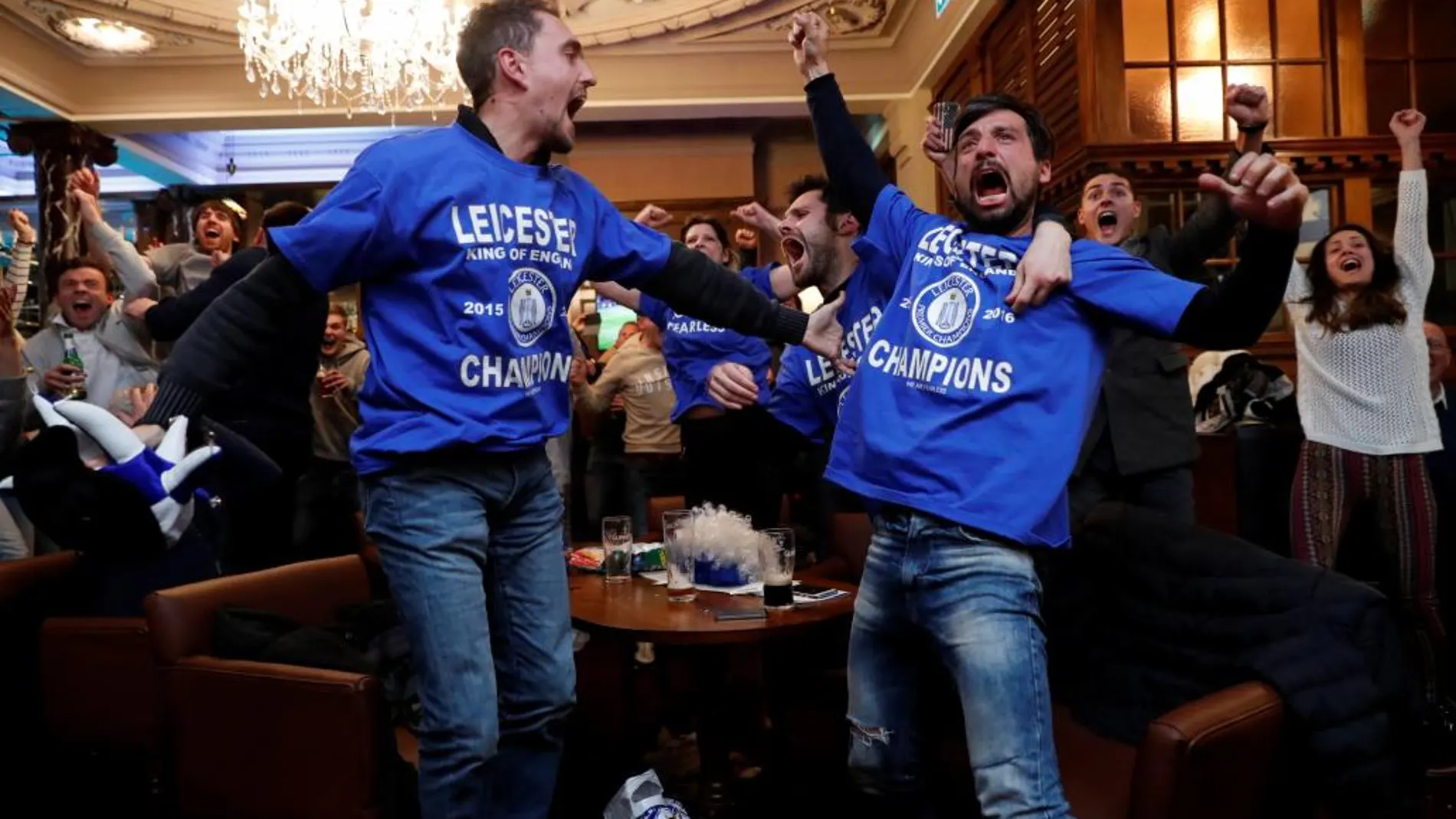 Fans del KLeicester City celebran el título de liga en un pub de leicester