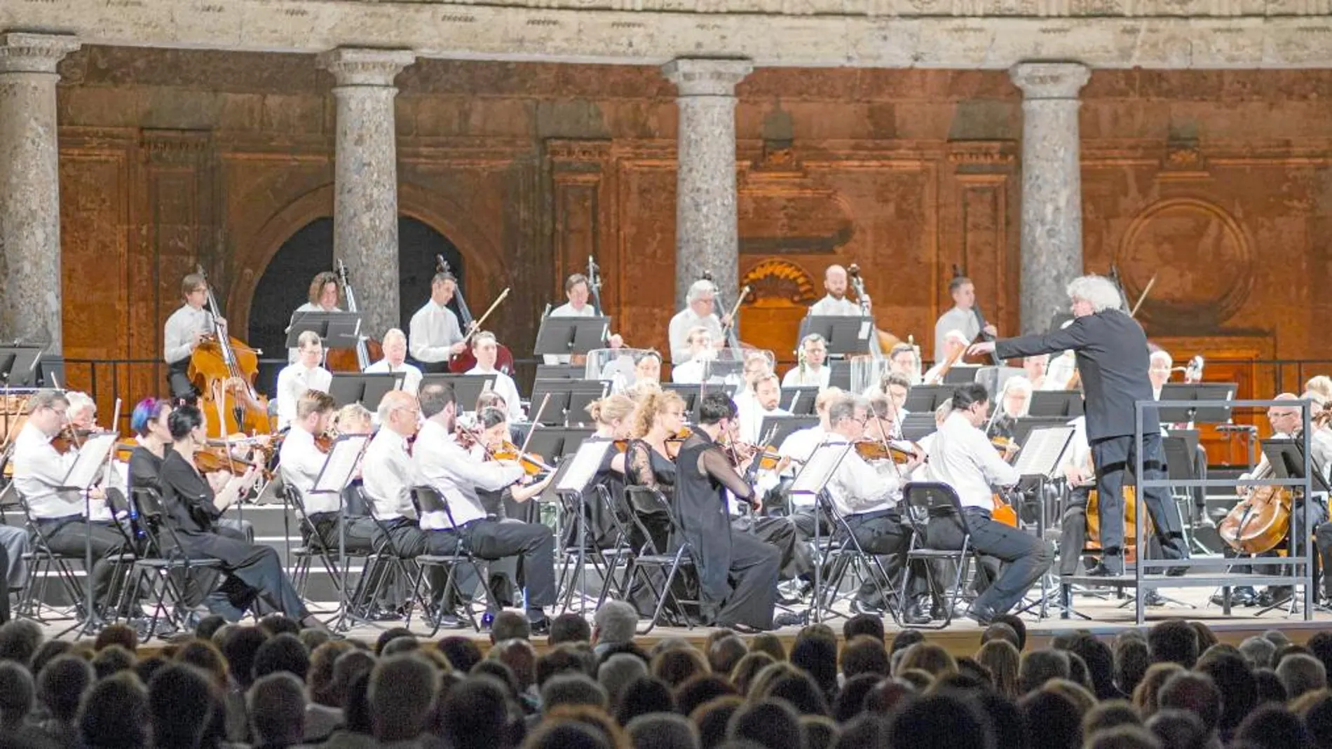 Sir Simon Rattle y la Orquesta de Londres cautivó al público congregado en el Palacio de Carlos V de Granada