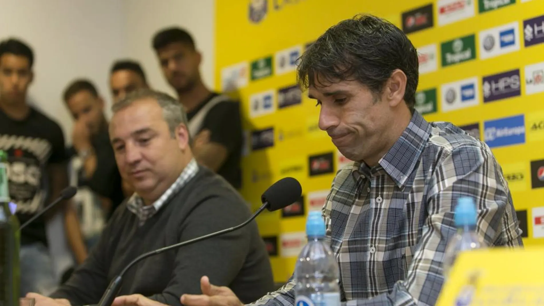 El futbolista grancanario Juan Carlos Valerónde la UD Las Palmas, junto al presidente de la entidad Miguel Ángel Ramírez