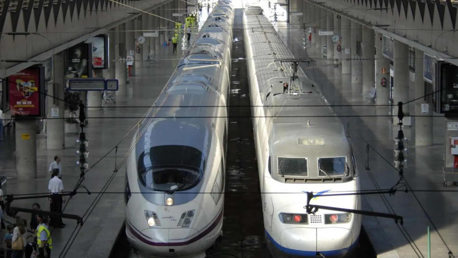 Imagen de archivo de dos trenes que operan en las líneas de AVE