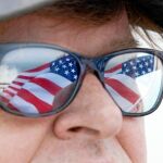 Plantar la bandera. Para Michael Moore (en imagen), Europa es ejemplo para Estados Unidos