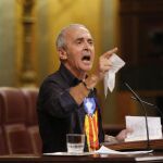 El diputado de Amaiur Sabino Cuadra, que ayer arrancó varias páginas de la Constitución Española