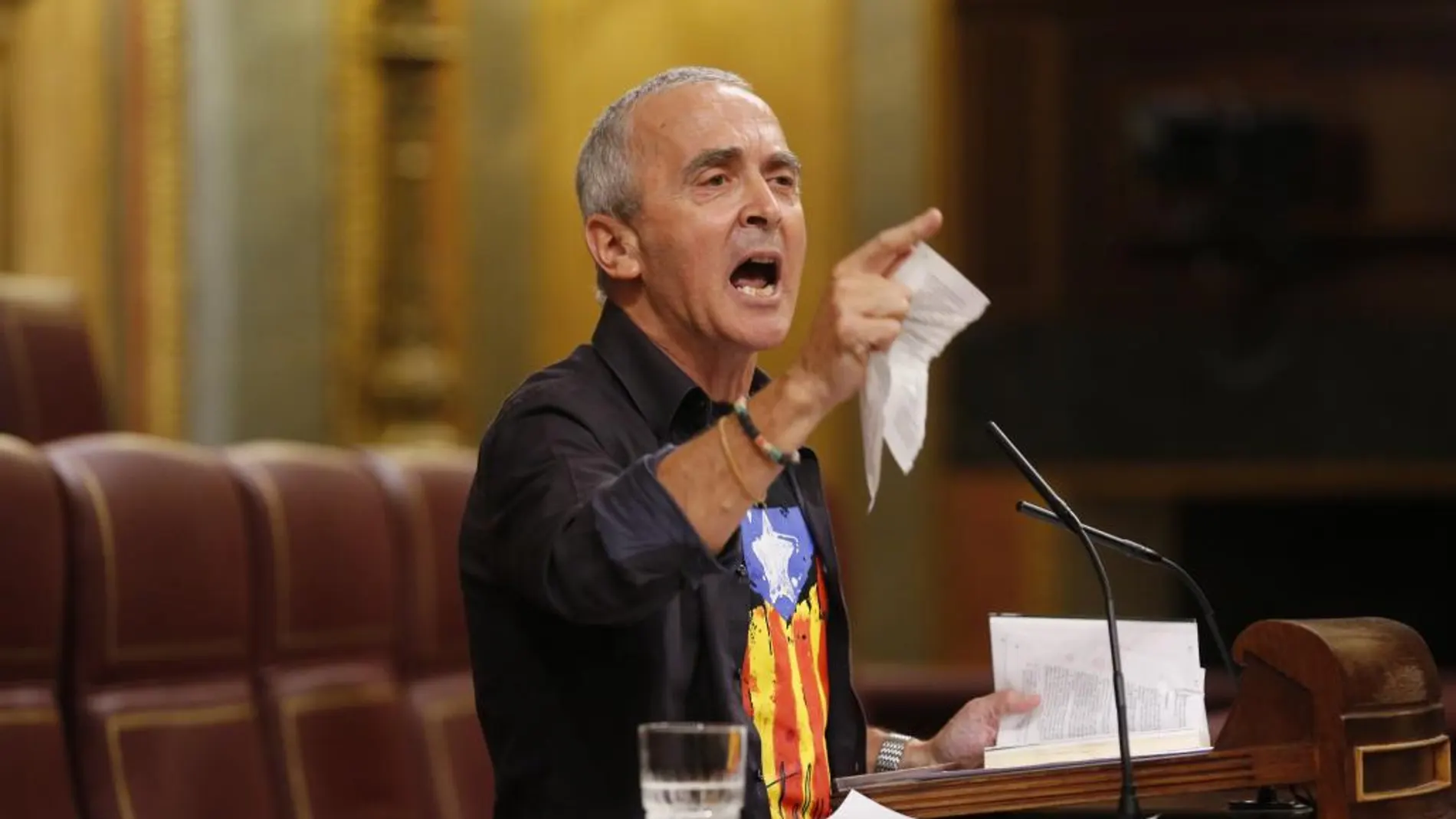 El diputado de Amaiur Sabino Cuadra, que ayer arrancó varias páginas de la Constitución Española
