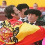 Juan José Padilla vistiendo la bandera franquista ayer en Villacarrillo