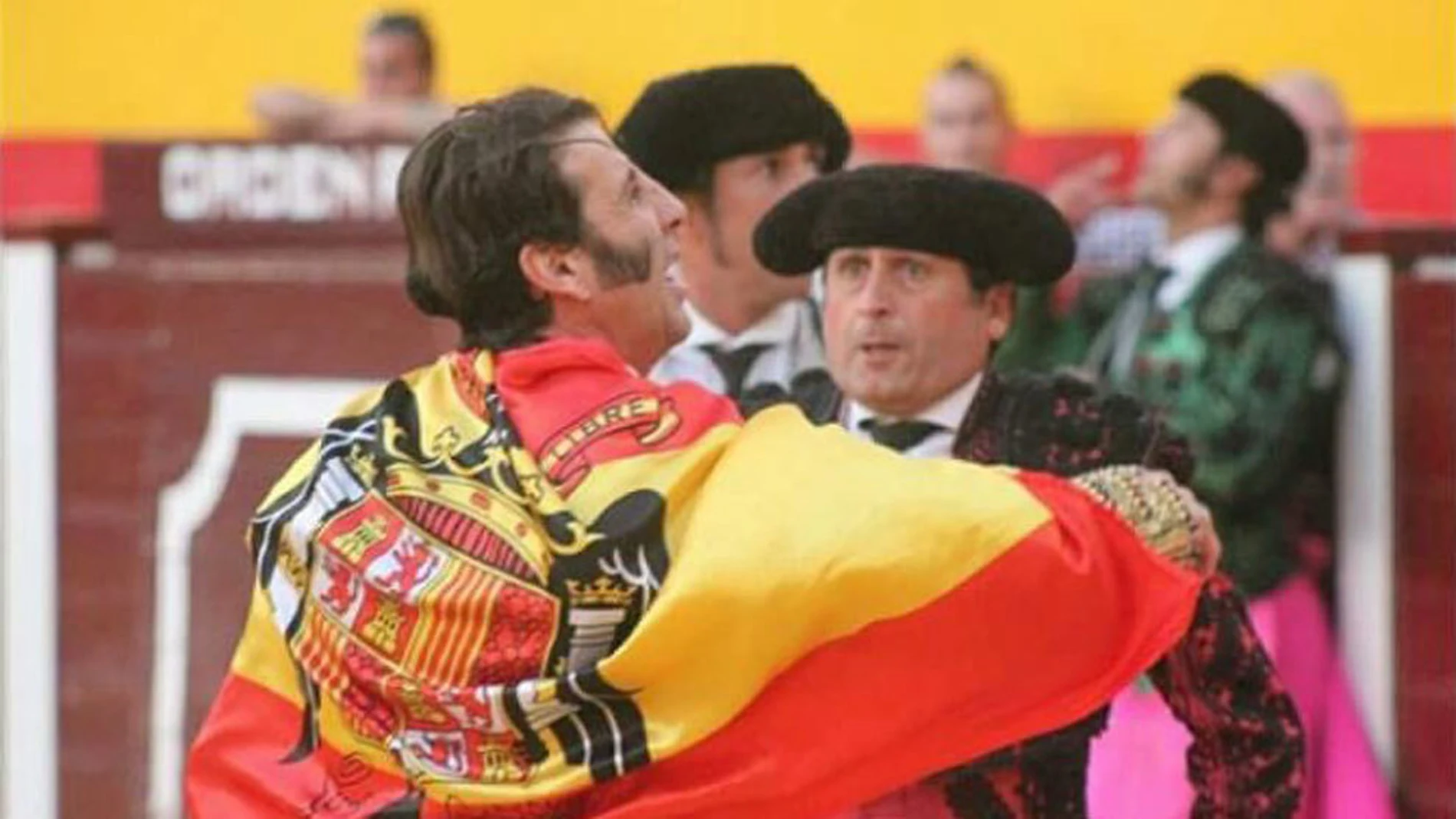 Juan José Padilla vistiendo la bandera franquista ayer en Villacarrillo