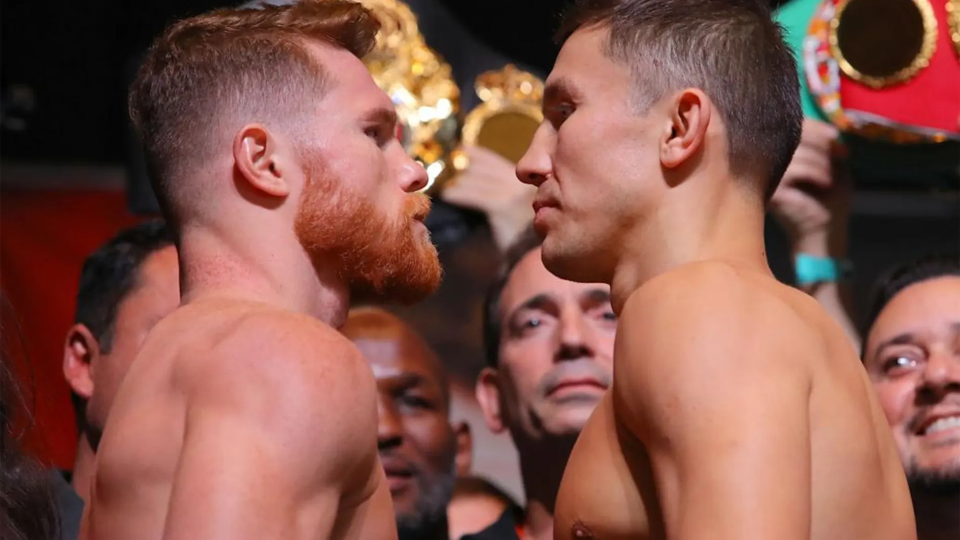 Fotografía cedida por Golden Boy Promotions del campeón invicto Gennady Golovkin (d), de Kazajistán, y el boxeador mexicano Saúl 'Canelo' Álvarez (i).