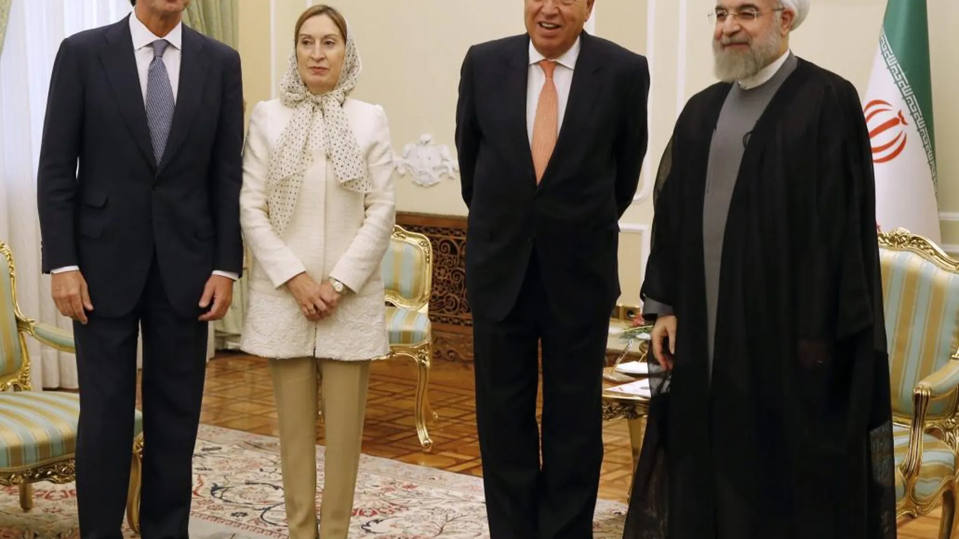 De izquierda a derecha, José Manuel Soria, Ana Pastor, José Manuel García-Margallo y el presidente iraní, Hassan Rohaní, hoy en Teherán.
