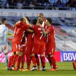 Los jugadores del Sevilla celebran el primer gol del equipo.