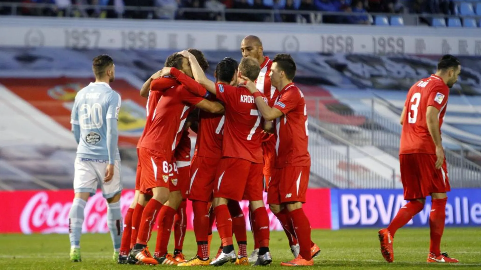 Los jugadores del Sevilla celebran el primer gol del equipo.